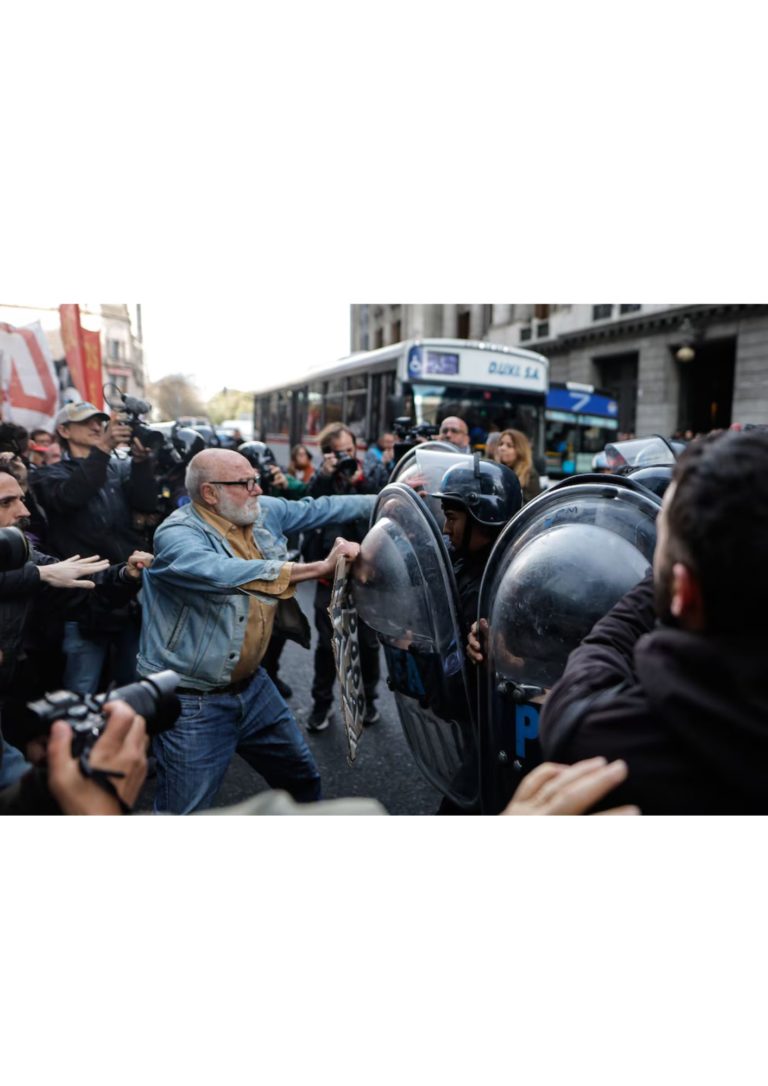 Brutal represión estatal contra jubilados en Argentina: más de 80 heridos en una protesta por pensiones dignas.
