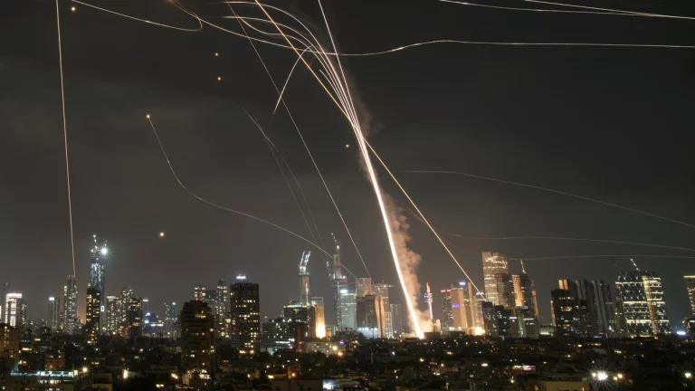 La guerra silenciosa que puede incendiar el mundo: Israel bombardea instalaciones nucleares en Irán.